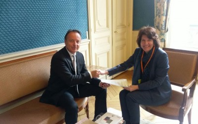 Entrega de invitación, a la inauguración de las nuevas esclusas del canal de Panamá, dirigida al Presidente François Hollande