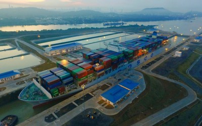 Buque Cosco Development rompe récord de carga al transitar por Canal ampliado