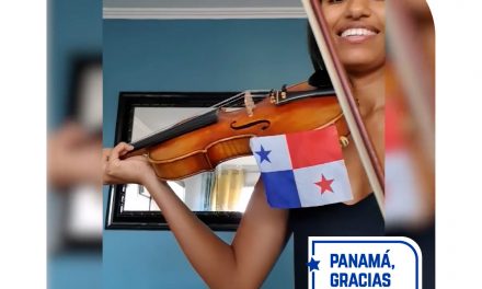 Panameños en Francia. Afectuoso saludo de Yanis y su hija en el día de la Independencia de Panamá en España
