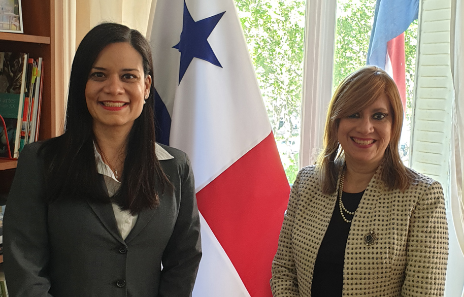 Condecoración del Senado a la panameña Flor Muñoz, quien representa los vínculos entre Francia y Panamá, Semana de América Latina y del Caribe en Francia.