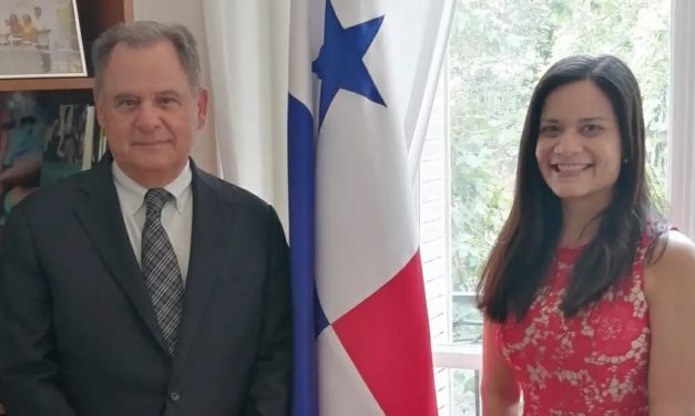 Visita de SE Henry Faarup, Embajador de Panamá en Francia 2010-2014, donde conversamos aspectos importantes de las relaciones entre ambos países.