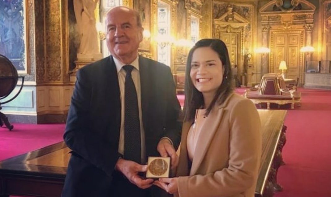 SE Issamary Sanchez a reçu la médaille du Sénat, décernée par le sénateur Daniel Laurent, président du Groupe d’amitié France-AL.