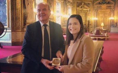 SE Issamary Sánchez recibió la Medalla del Senado de Francia, ortorgada por el Senador Daniel Laurent, Presidente del Grupo de Amistad Francia-AL.