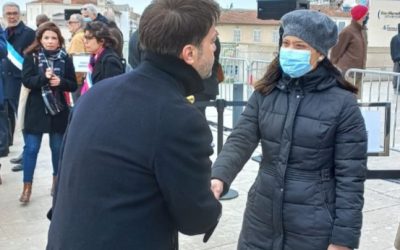 SE Issamary Sánchez junto al Alcalde de Marsella, Benoît Payan, en homenaje a las víctimas de ataques terroristas.