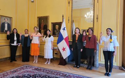 Acto solemne con el pabellón nacional.