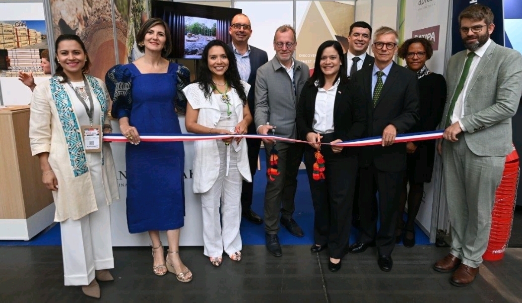 Inauguración del stand de Panama Teak Forestry en el Carrefour International Du Bois.